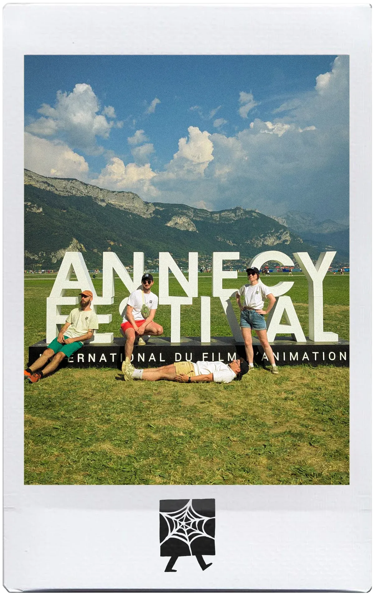 Chloé, Flavien, Steven et Dorian devant le panneau du festival d'Annecy
